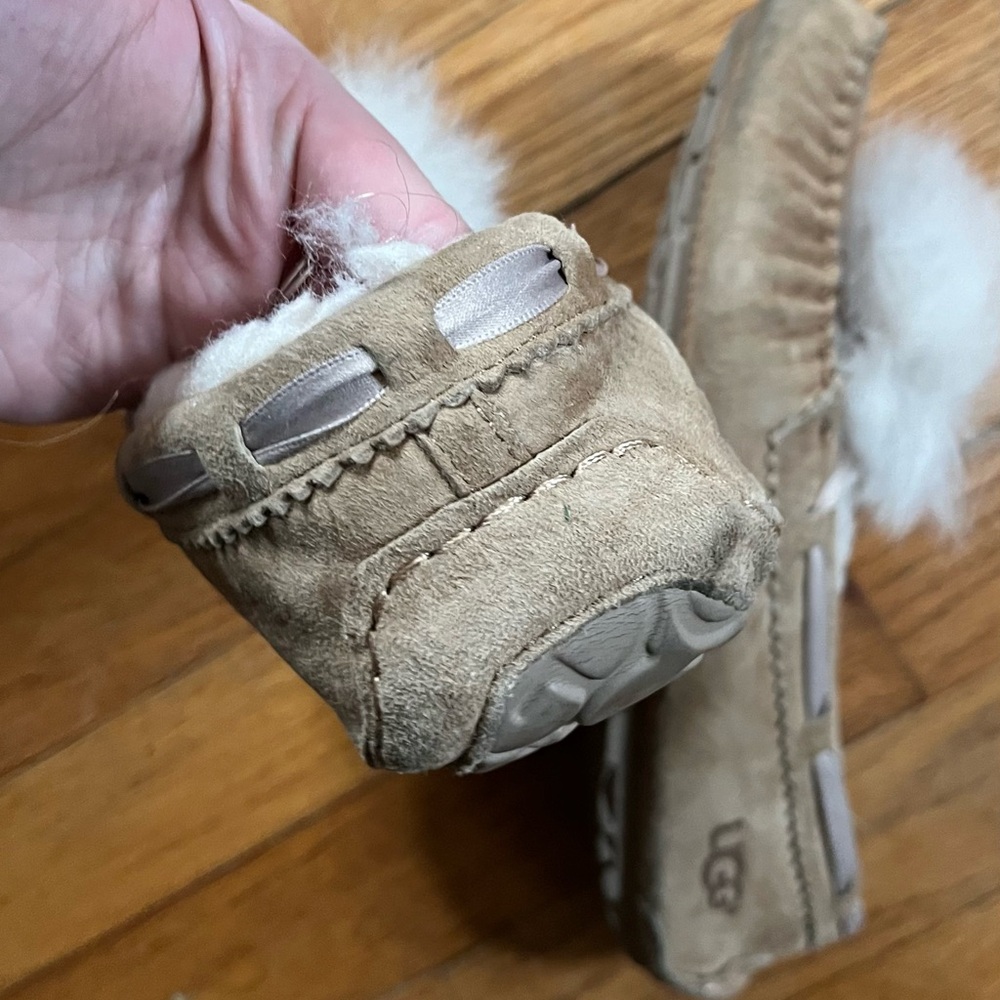 UGG Women's Dakota Suede & Shearling Pom-Pom Slippers/Moccasins Size 7/7.5 W - Picture 5 of 9